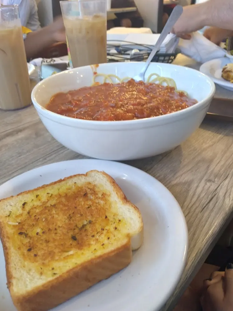 Spaghetti and Garlic Bread